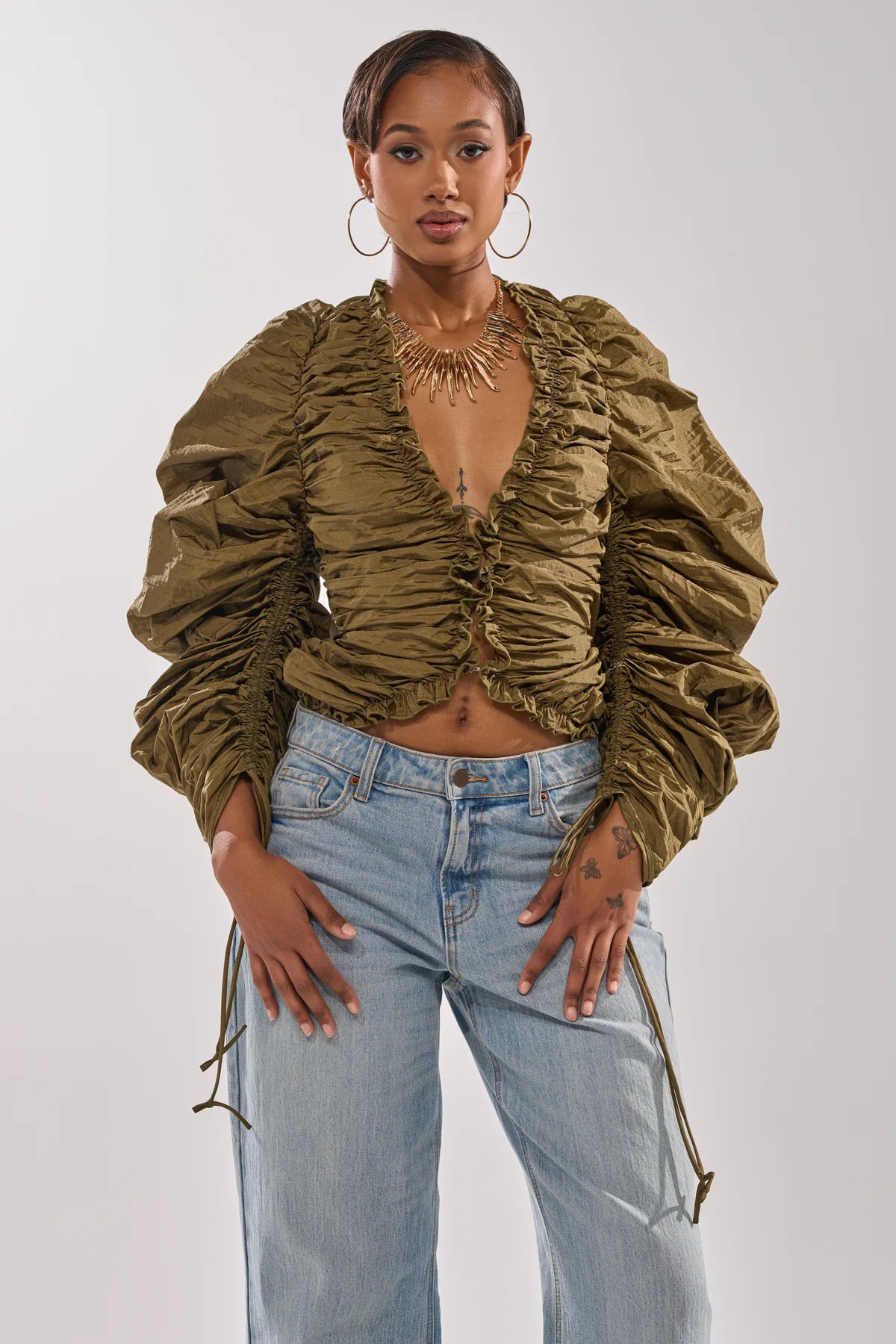 AKIRA Army green scrunch top 1x